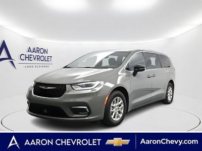 Used 2025 Chrysler Pacifica Select