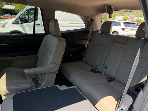 Used 2019 Honda Pilot Touring image 11