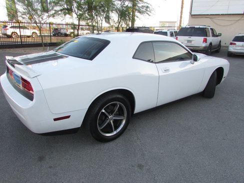 Used 2010 Dodge Challenger SE image 5