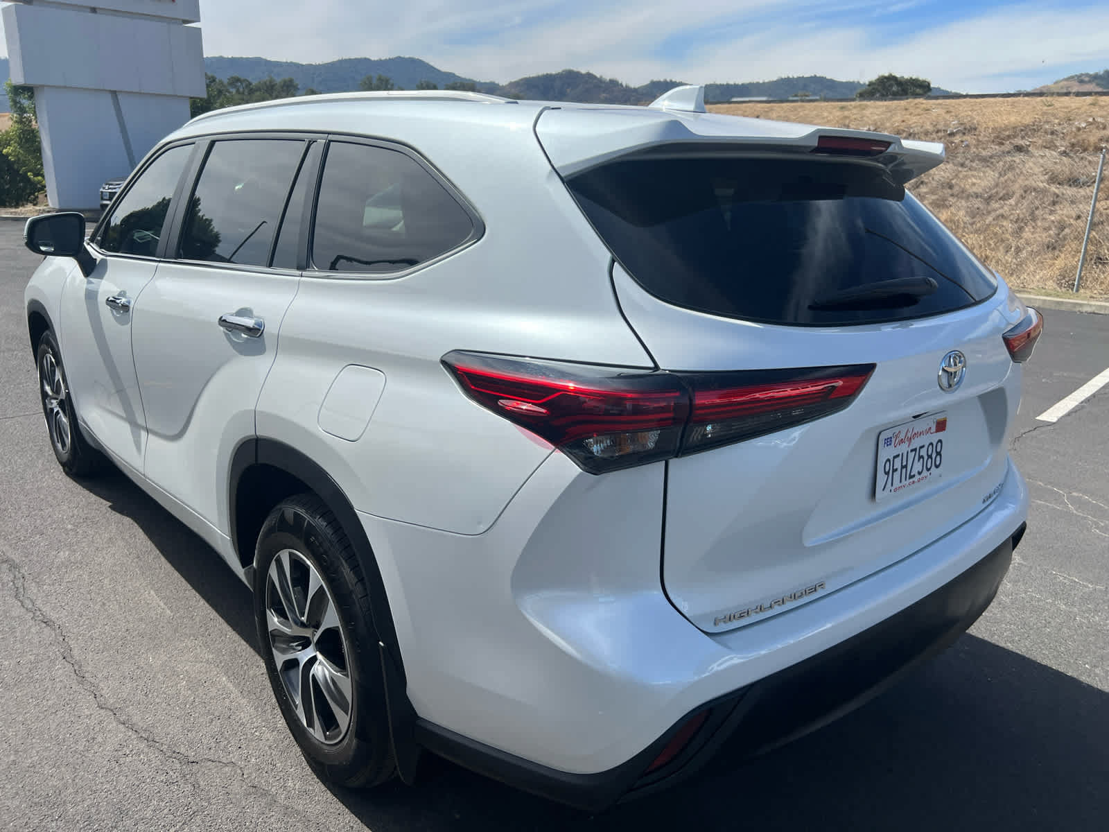 Used 2023 Toyota Highlander XLE AWD/4WD image 8