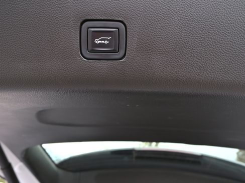 Used 2023 Chevrolet Traverse Premier image 31