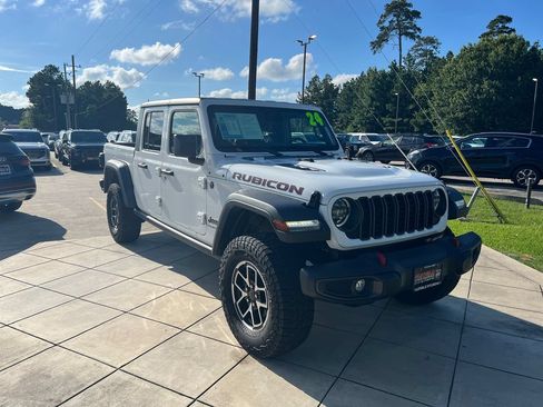 Used 2024 Jeep Gladiator Rubicon w/ Convenience Group AWD/4WD image 3