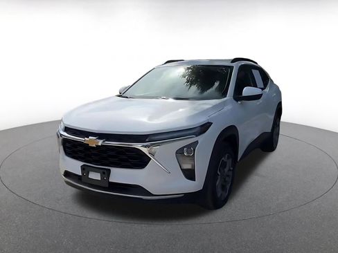 Used 2025 Chevrolet Trax LT FWD image 7