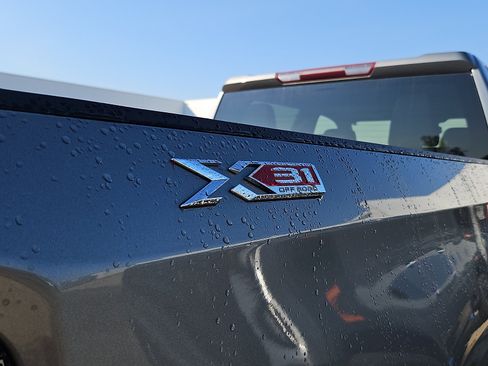Used 2021 GMC Sierra 1500 SLT w/ X31 Off-Road Package AWD/4WD image 10
