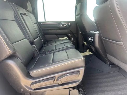 Used 2023 GMC Yukon XL SLT AWD/4WD image 17