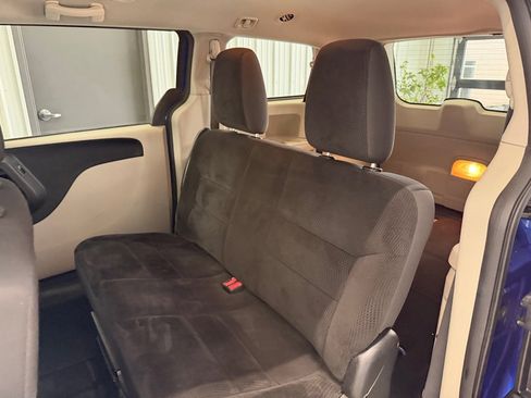 Used 2018 Dodge Grand Caravan SE w/ UConnect Hands-Free Group image 12