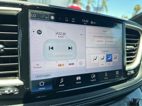 Used 2025 Chrysler Pacifica Select FWD image 5