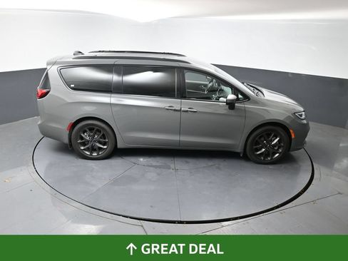 Used 2023 Chrysler Pacifica Touring-L w/ Uconnect Theater Family Group AWD/4WD image 16