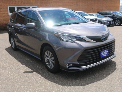 Used 2023 Toyota Sienna XLE AWD/4WD image 7
