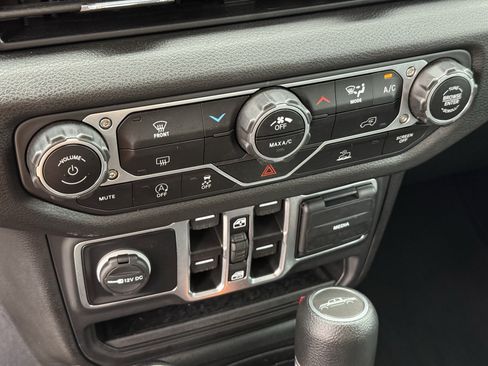 Used 2025 Jeep Gladiator Sport AWD/4WD image 23