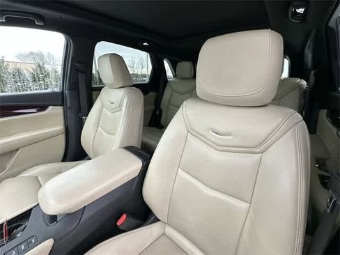 Used 2018 Cadillac XT5 Luxury w/ Driver Awareness Package image 18