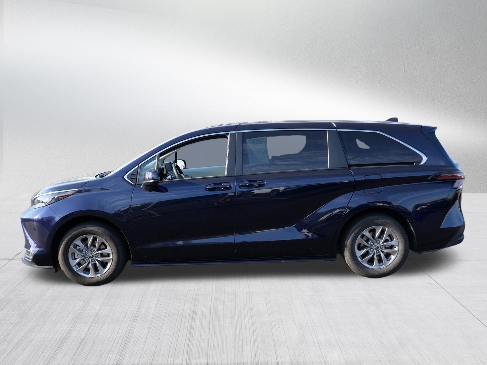 Used 2025 Toyota Sienna LE AWD/4WD image 4