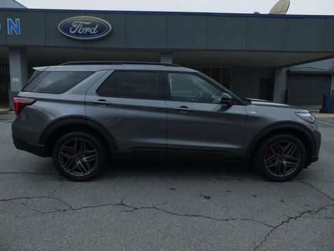 Used 2025 Ford Explorer ST-Line w/ ST-Line Street Pack AWD/4WD image 2