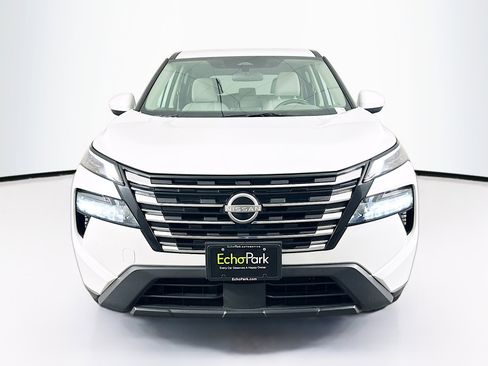 Used 2025 Nissan Rogue SV image 2