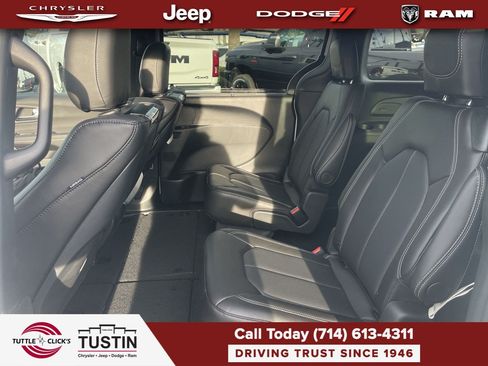 New 2026 Chrysler Pacifica Select FWD image 18