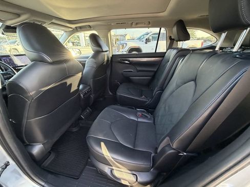 Used 2021 Toyota Highlander Platinum FWD image 12