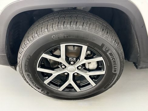 Used 2024 Jeep Grand Cherokee Limited image 11