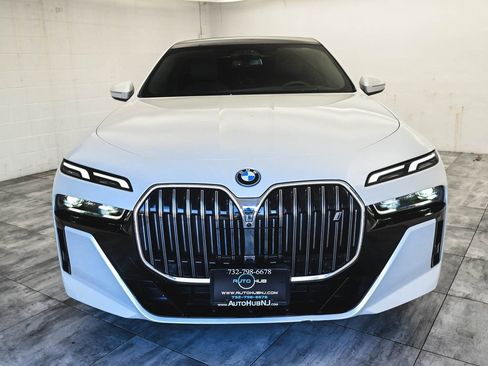 Used 2025 BMW i7 xDrive60 image 2