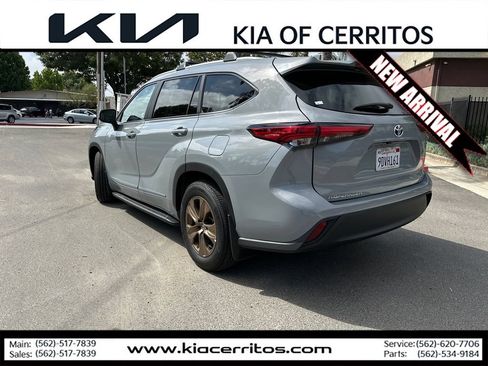 Used 2023 Toyota Highlander Bronze Edition FWD image 3