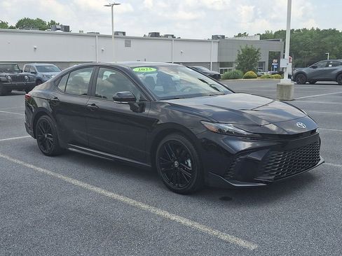 Used 2025 Toyota Camry SE FWD image 3