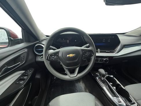 Used 2025 Chevrolet Trax LT FWD image 18
