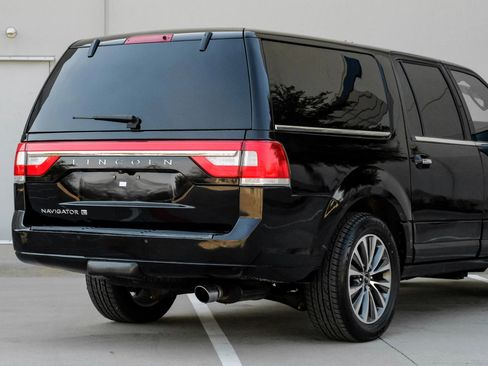 Used 2017 Lincoln Navigator L Select image 5