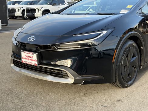 Used 2025 Toyota Prius Plug-In Hybrid FWD image 7