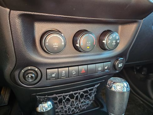 Used 2016 Jeep Wrangler Unlimited Sahara w/ Connectivity Group AWD/4WD image 22