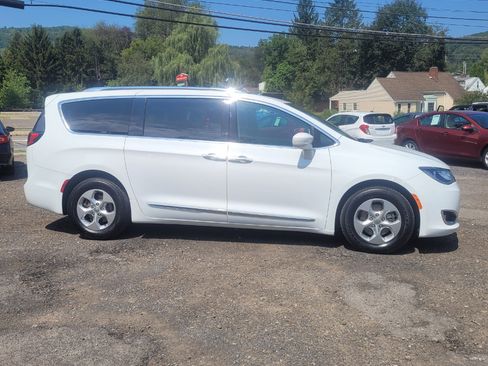 Used 2017 Chrysler Pacifica Touring-L Plus image 8