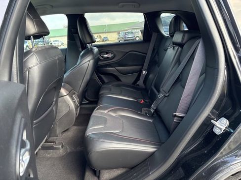 Used 2019 Jeep Cherokee Trailhawk image 5