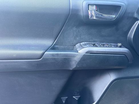 Used 2016 Toyota Tacoma TRD Off-Road image 25