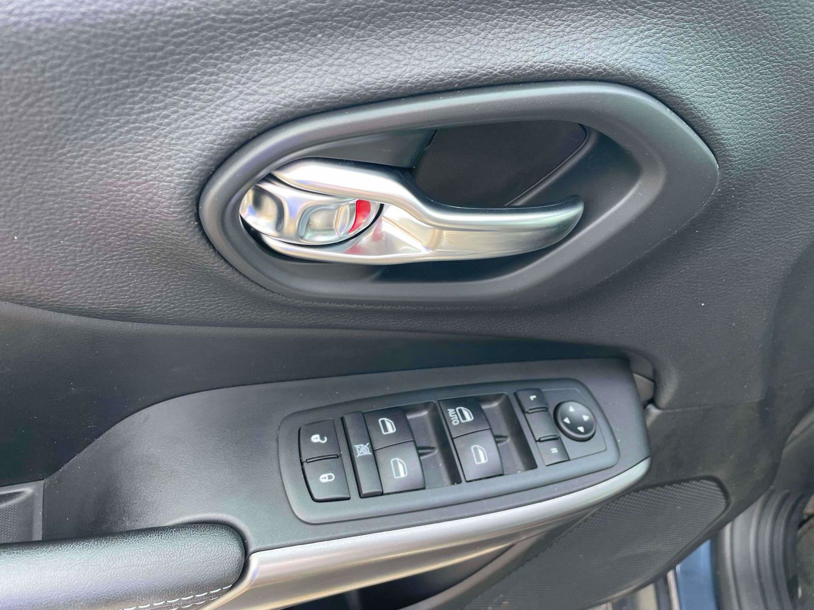 Used 2020 Jeep Cherokee Latitude w/ Cold Weather Group FWD image 12