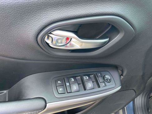 Used 2020 Jeep Cherokee Latitude w/ Cold Weather Group FWD image 12