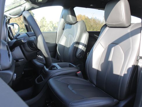 New 2026 Chrysler Pacifica Select image 5