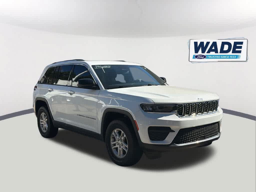 Used 2022 Jeep Grand Cherokee Laredo w/ Luxury Tech Group I AWD/4WD image 3