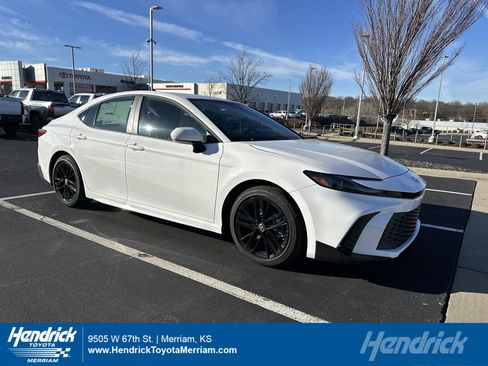 Used 2026 Toyota Camry SE image 1