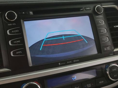 Used 2019 Toyota Highlander XLE image 29