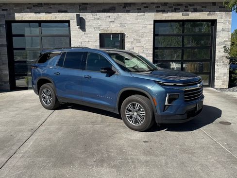 Used 2025 Chevrolet Traverse LT AWD/4WD image 1