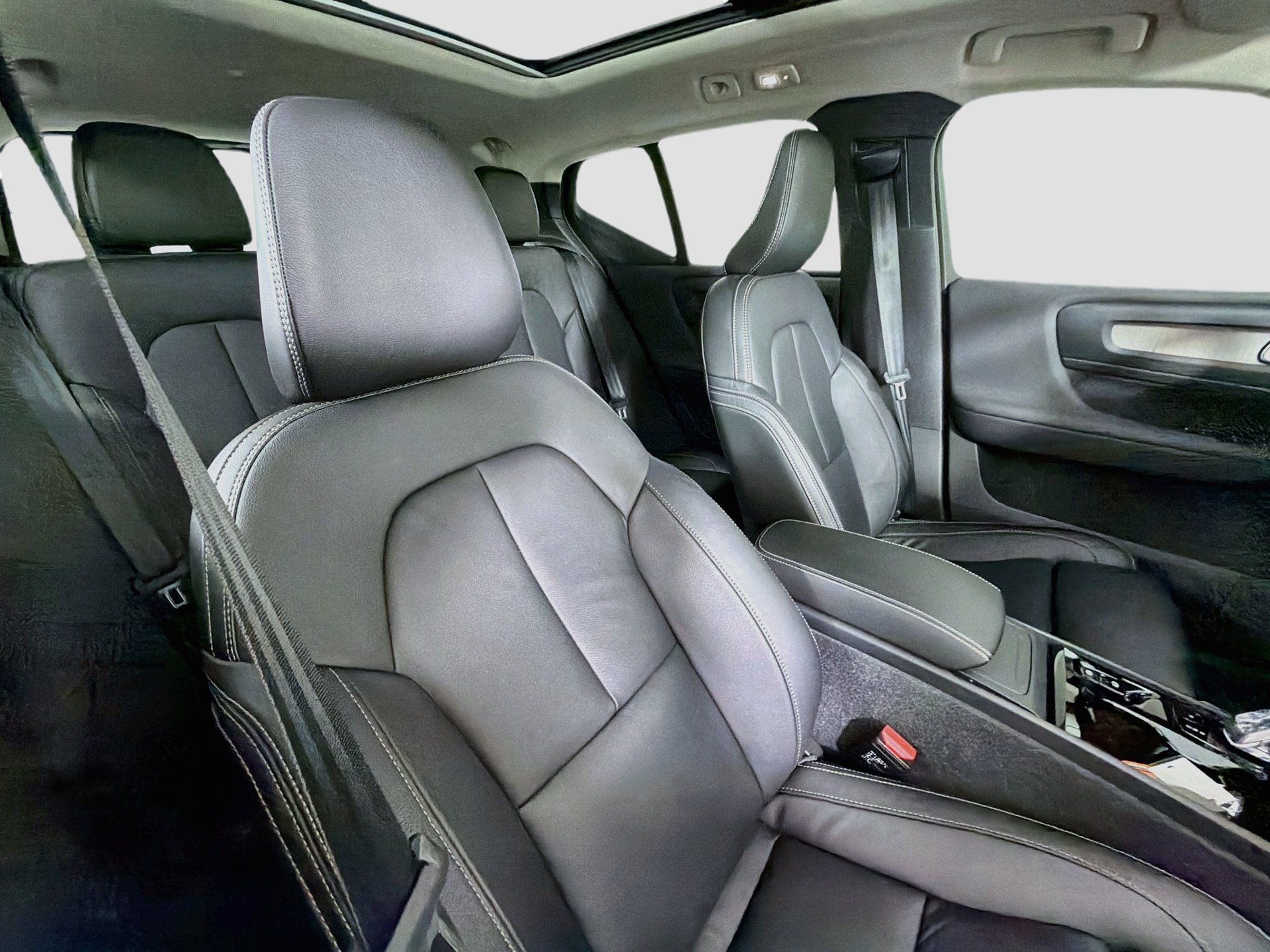 Certified 2023 Volvo XC40 B4 Plus w/ Protection Package Premier FWD image 28