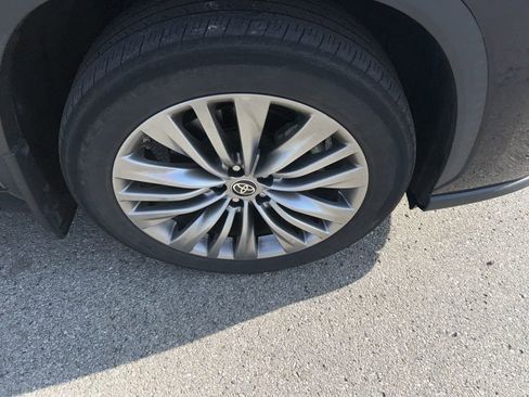 Used 2021 Toyota Highlander Platinum image 18