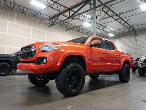 Used 2017 Toyota Tacoma TRD Sport image 2