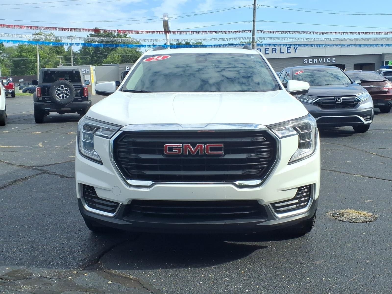 Used 2024 GMC Terrain SLE w/ Driver Convenience Package AWD/4WD image 2