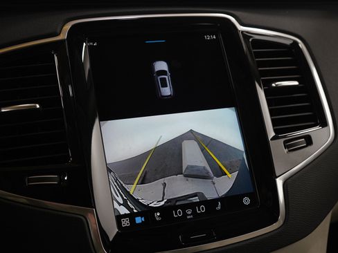 Used 2023 Volvo XC90 B6 Plus image 28