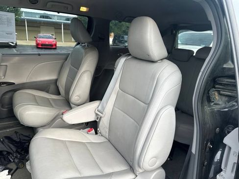 Used 2017 Toyota Sienna XLE w/ XLE Navigation Package FWD image 10