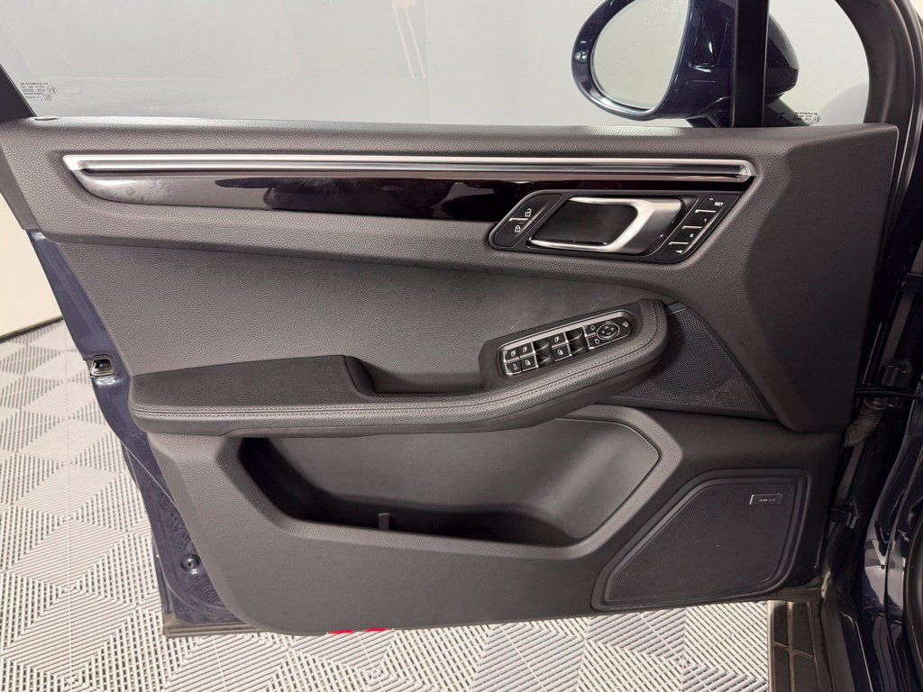 Certified 2023 Porsche Macan AWD/4WD image 17