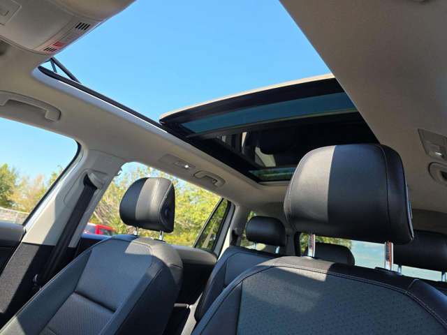 Used 2020 Volkswagen Tiguan SEL FWD image 11