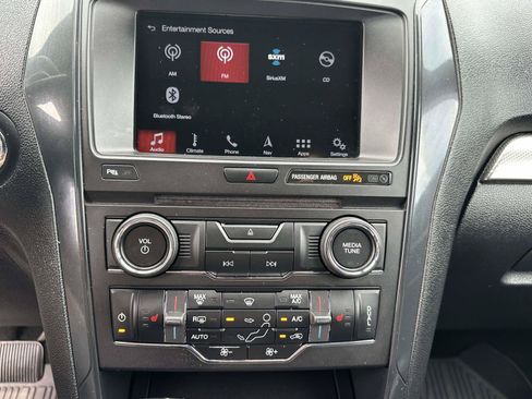 Used 2018 Ford Explorer XLT w/ Equipment Group 202A AWD/4WD image 9