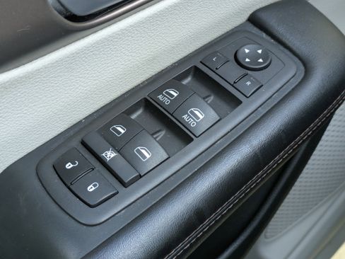 Used 2018 Chrysler Pacifica Touring Plus w/ Tire & Wheel Group FWD image 19