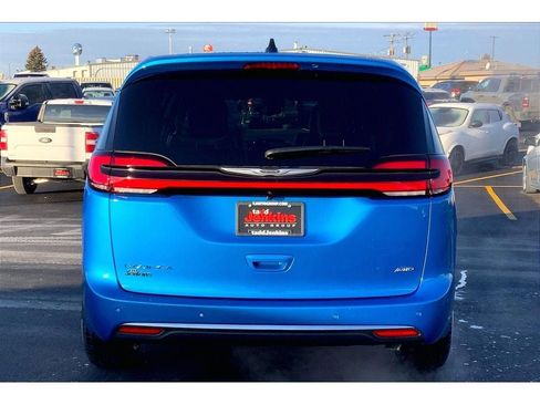New 2026 Chrysler Pacifica Select image 4