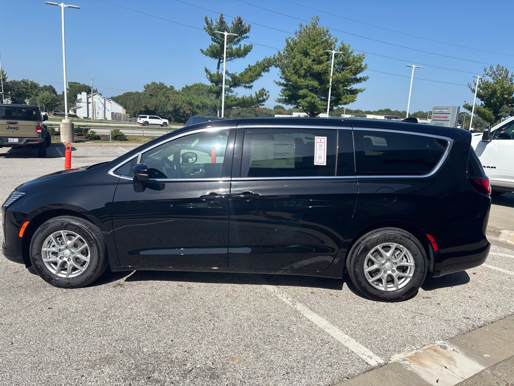 New 2027 Chrysler Pacifica Select FWD image 9